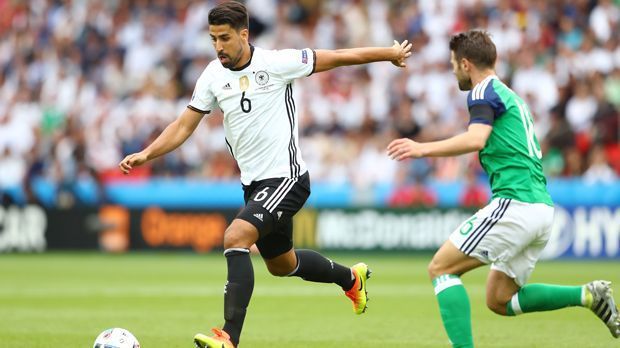 
                <strong>Sami Khedira</strong><br>
                Sami Khedira: Wollte unbedingt alles umsetzen, was Löw vor dem Spiel gefordert hatte: Tempo im Passspiel, schnelle Zuspiele in die Spitze und diagonale Spielverlagerung auf die Außen. War dabei aber so bemüht, dass er am Ende den Pass etwas zu weit schlug oder das Tempo etwas zu schnell anzog. ran-Note: 3-
              