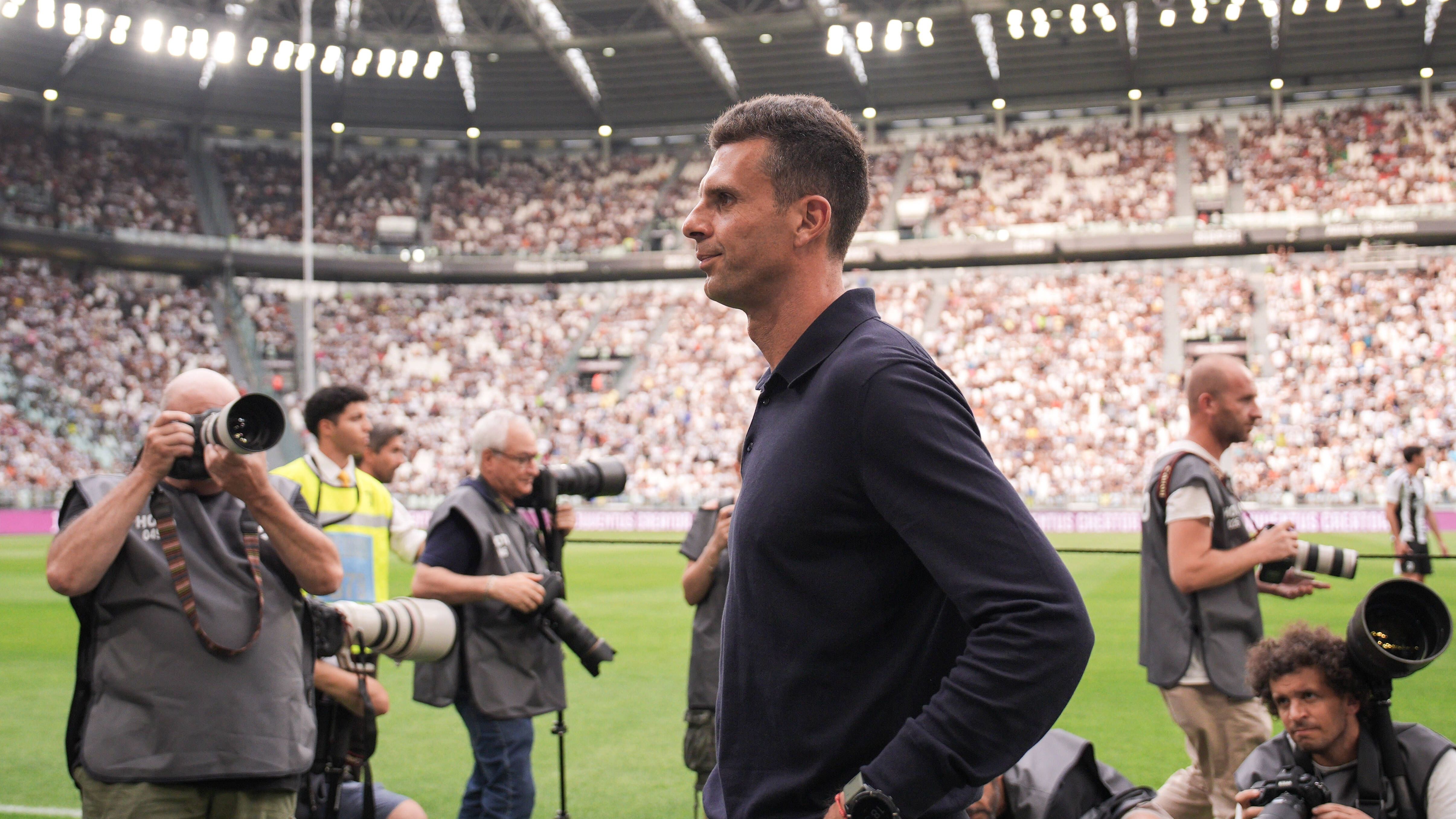 <strong>Juventus Turin&nbsp;(Zugänge)<br></strong>Nach enttäuschender Serie A-Spielzeit war man in Turin auf einen Umbruch gefasst, noch ist er in vollem Gange. Mit Douglas Luiz und Khephren Thuram verstärkte man das Mittelfeld deutlich, die wichtigste Ergänzung fand aber auf der Trainerbank statt. Mit Thiago Motta angelte man sich den X-Faktor der Sensationssaison des FC Bologna und damit jede Menge fußballerischen Intellekt.