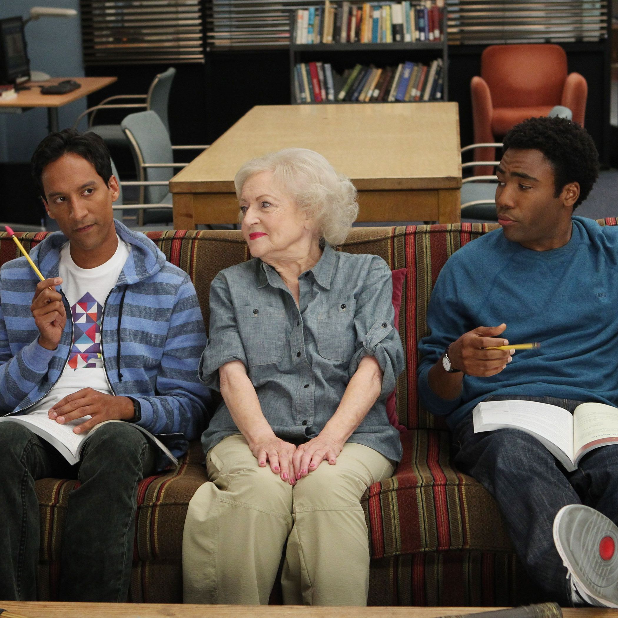 Na, erkannt? Zwischen Donald Glover (links) und Danny Pudi sitzt "Golden Girls"-Star Betty White.