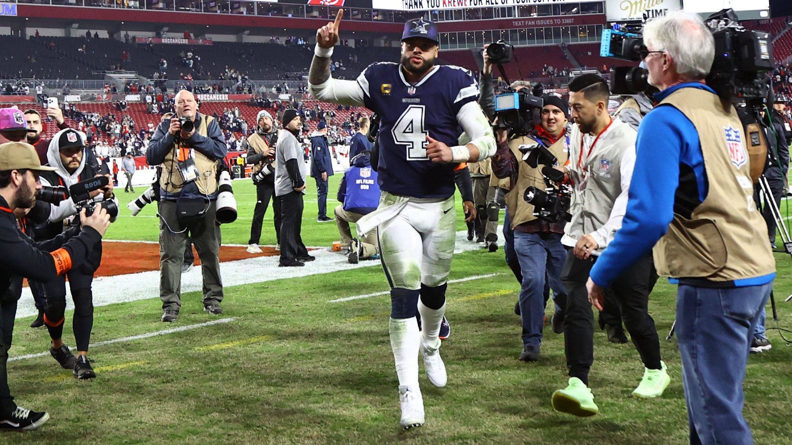 
                <strong>Gewinner: Dak Prescott (Dallas Cowboys)</strong><br>
                Die Sorgenfalten bei den Dallas Cowboys waren groß nach dem peinlichen 6:26 gegen die Washington Commanders zum Finale der Regular Season. Wie würden die Cowboys gegen die Tampa Bay Buccaneers auftreten? Die Antwort: Sie würden das Spiel dominant gewinnen. Mit 31:14 schlugen die Cowboys die Bucs und Tom Brady. Besonders stark: Quarterback Dak Prescott. Nach dem desaströsen Auftritt gegen Washington war Prescott diesmal fehlerlos, ihm gelangen 329 total Yards, fünf total Touchdowns und ein Passer Rating, das mit 143,3 nah an der Perfektion war. Gegen die San Francisco 49ers, die beste Defense der NFL, muss Prescott dieses Level halten (in der Nacht auf Montag ab 00:30 Uhr live auf ProSieben und im Stream).
              