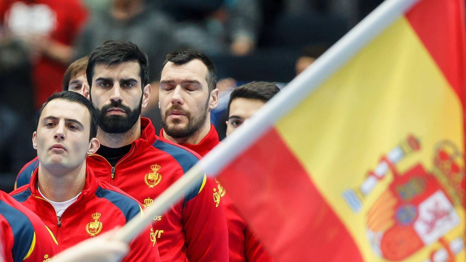 
                <strong>Spanien: Das Team</strong><br>
                Spanien steht für Konstanz: Seit 2011 standen die Spanier mit nur einer Ausnahme bei allen großen Turnieren im Halbfinale. Keine andere Nation erreichte in diesem Zeitraum so oft die Runde der letzten Vier. Im vergangenen Jahr gewann die Mannschaft von Trainer Jordi Ribera sogar die Europameisterschaft. Der Kern der Mannschaft hat sich seitdem nicht verändert. Die Spanier sind für ihr Tempospiel bekannt. Nach Ballgewinnen in der Abwehr schalten sie blitzschnell um. Deutschland sollte sich also keine unnötigen Ballverluste leisten.  
              