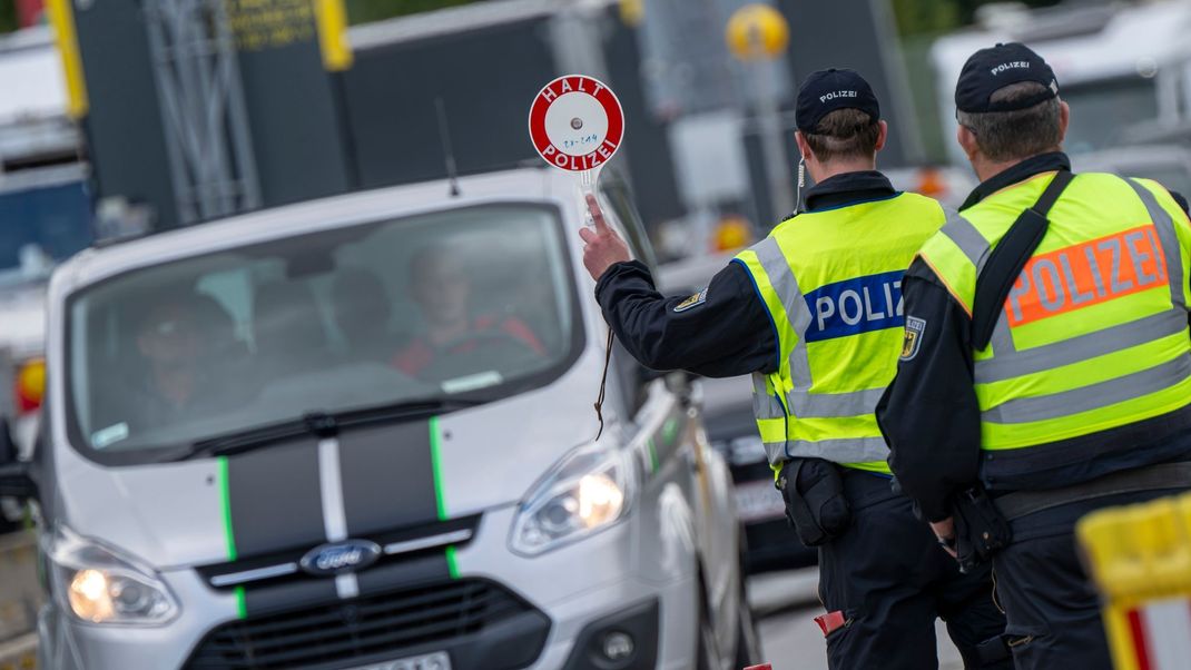 Inzwischen gibt es stationäre Grenzkontrollen an allen deutschen Landesgrenzen. 25 Prozent der Teilnehmer der Befragung gaben an, nicht funktionierender Grenzschutz treibe sie mehr um als alles andere. (Archivfoto)