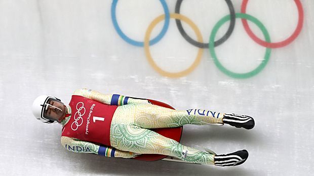 
                <strong>Shiva Keshavan (Indien, Rodeln) </strong><br>
                Platzierung in Pyeongchang: Platz 34 (von 40) nach drei Durchgängen im Rodeln (nur Top 20 im finalen Lauf dabei)Der "schnellste Mann Indiens" ist bereits ein Olympia-Routinier. Die Spiele in Südkorea sind bereits seine sechsten, erstmals sauste er im Alter von 16 Jahren in Nagano 1998 durch eine Olympia-Rinne. Sein bestes Ergebnis errang Keshavan 2006 in Turin mit Platz 25. Was Rodeln für ihn ausmacht? Ganz einfach: "Dieser Sport beinhaltet alles, was ich liebe: Geschwindigkeit, Nervenkitzel, Abenteuer, technische Fähigkeiten – und offenbar habe ich ein Talent dafür."
              