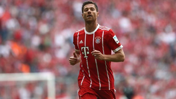 
                <strong>Xabi Alonso</strong><br>
                Eine ganz andere Hausnummer als Lienhart, Vallejo oder Mascarell war Xabi Alonso, als er 2014 von Real Madrid zum FC Bayern wechselte. Damals war der Spanier schon mehrmaliger Champions-League-Sieger sowie Welt- und Europameister. Neun Millionen Euro sollen die Münchner für den damaligen Wunschspieler von Pep Guardiola auf den Tisch gelegt haben. Der deutsche Rekordmeister bekam dafür einen echten Mittelfeld-Strategen, den auch Guardiola-Nachfolger Carlo Ancelotti in der Saison zu schätzen wusste, schließlich arbeitete das italienisch-spanische Gespann bereits in Madrid sehr erfolgreich zusammen. Im Mai 2017 beendete Alonso seine Karriere nach drei Meistertiteln in Folge mit dem FC Bayern.
              