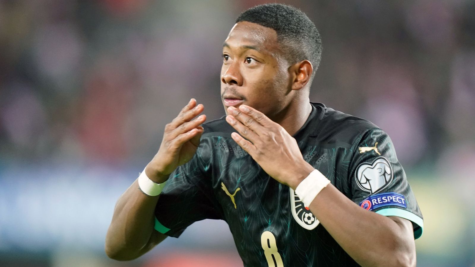 
                <strong>David Alaba (FC Bayern München)</strong><br>
                Der große Star in der österreichischen Nationalmannschaft ist nach wie vor David Alaba vom FC Bayern München. Der Linksverteidiger des deutschen Rekordmeisters spielt im ÖFB-Team aber zumeist im Mittelfeld, zuletzt sogar als Linksaußen, als er beim 2:1-Sieg über Nordmazedonien zur frühen Führung der Gastgeber trifft. Alaba kommt in fünf der bisherigen neun EM-Qualifikationsspielen zum Einsatz, für die anderen Begegnungen muss der mittlerweile 27-Jährige jeweils verletzungsbedingt absagen. Der gebürtige Wiener war auch schon Teil des österreichischen Kaders bei der EM-Endrunde 2016 in Frankreich.
              