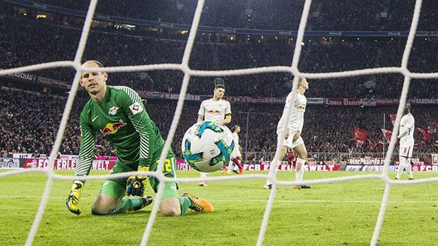 
                <strong>Peter Gulacsi (RB Leipzig)</strong><br>
                Zeigt in der 15. Minute zum ersten Mal seine ganze Klasse, als er einen Freistoß von Arjen Robben aus dem Eck kratzt. Kurze Zeit später pariert er einen Lewandowski-Kopfball aus kürzester Distanz. Bei den Gegentreffern ist der Ungar machtlos. An ihm liegt es nicht, dass Leipzig als Verlierer vom Platz geht. ran-Note: 2
              