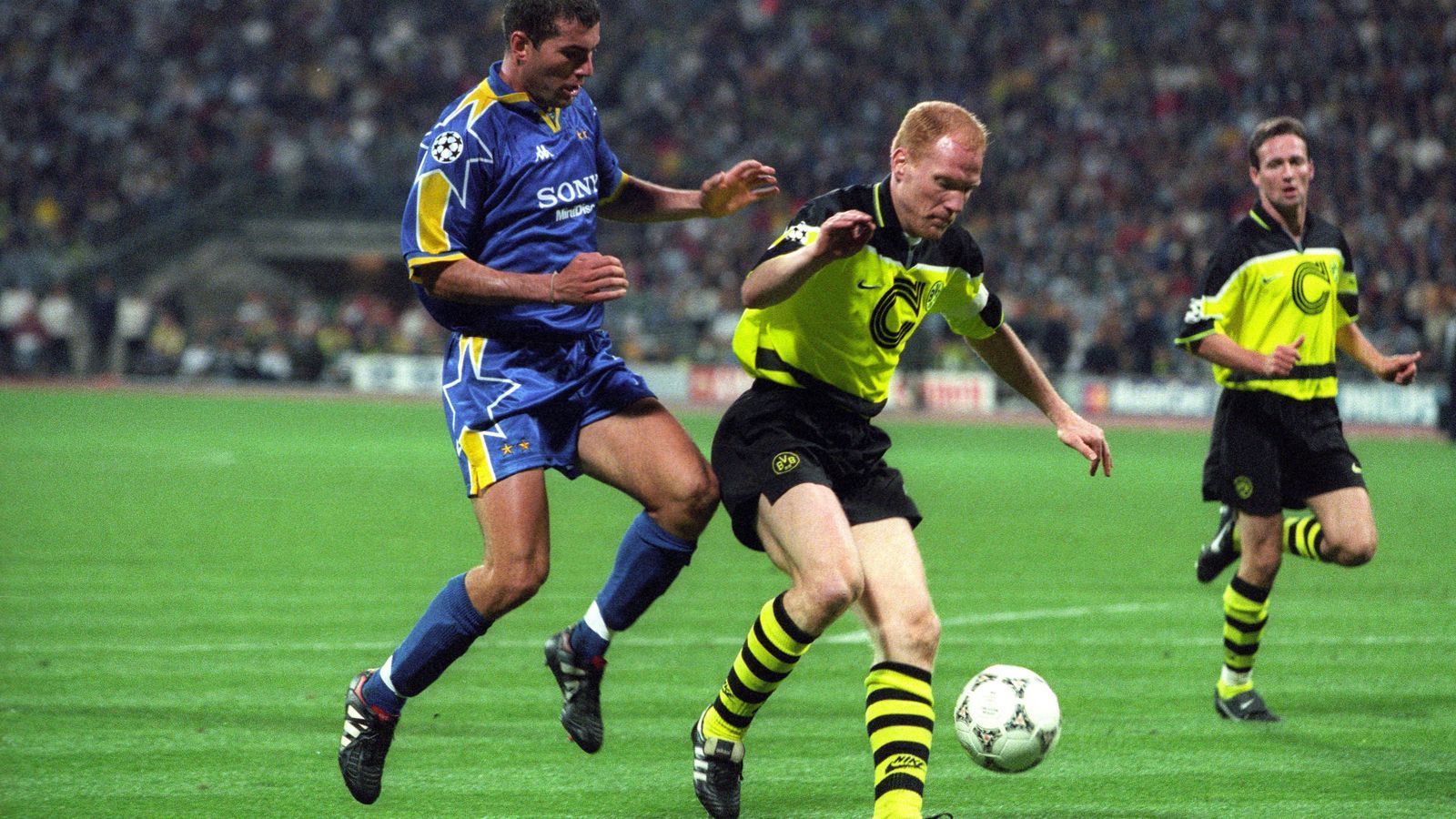 
                <strong>Matthias Sammer</strong><br>
                Sein Sohn Matthias wurde Europameister, Europas Fußballer des Jahres, Champions-League-Sieger, Deutscher Meister, DDR-Meister als Spieler, Deutscher Meister als Trainer, Champions-League-Sieger, Deutscher Meister und Pokalsieger als Sportvorstand. Mit dieser Titelsammlung stellt er seinen Vater in den Schatten.
              