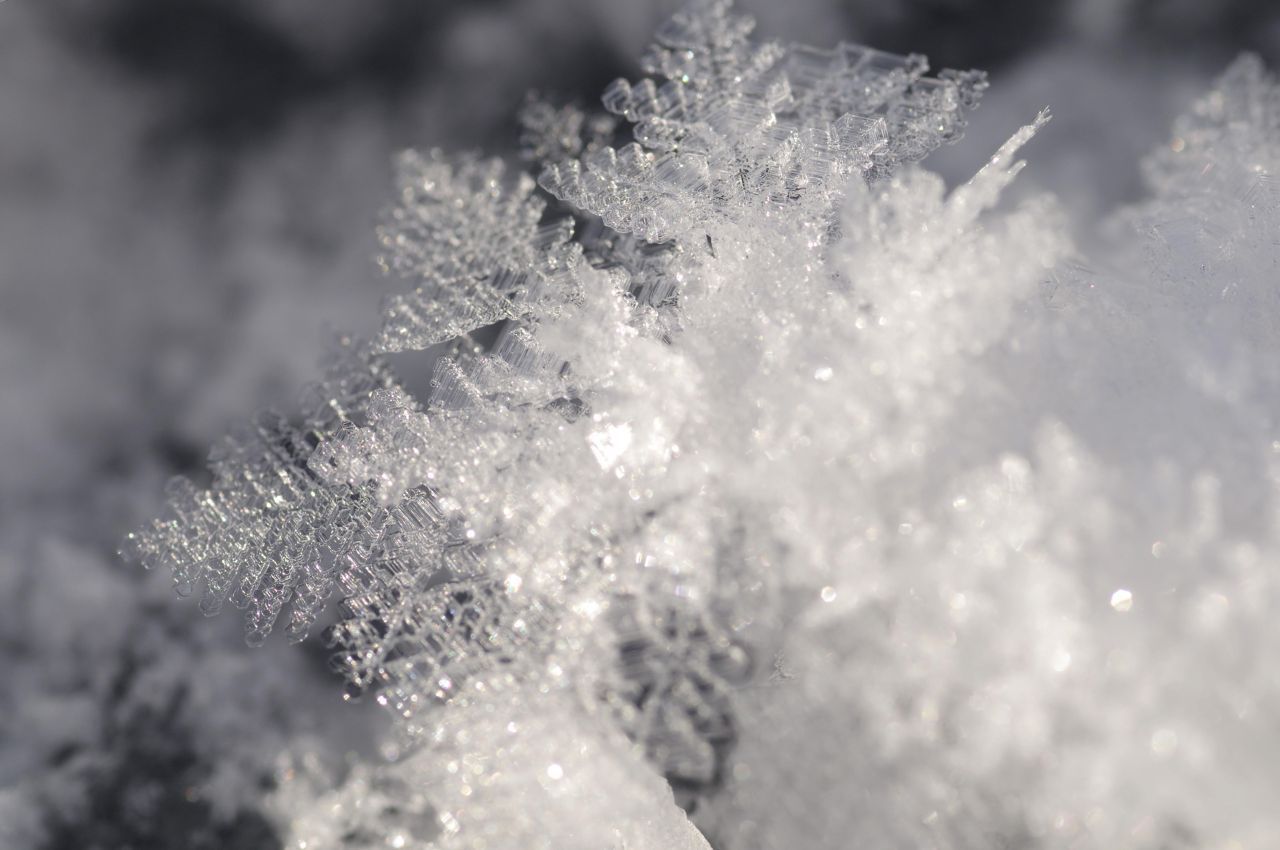 Aber eine Schneeflocke kommt selten allein. Schnee besteht aus einem "Haufen" chaotisch angeordneter Mini-Kristalle. 
