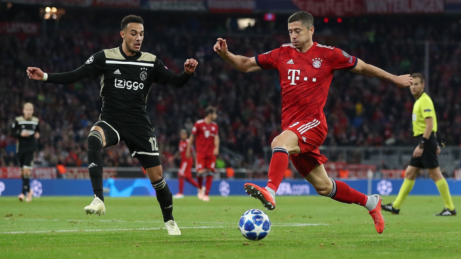 
                <strong>Gruppe E</strong><br>
                Entscheidung um die Spitze im direkten Duell: Dem FC Bayern München (13 Punkte) reicht beim Auswärtsspiel gegen Ajax Amsterdam (elf Punkte) ein Remis, um sich Tabellenplatz eins zu sichern. Fakt ist, dass beide Teams sicher im Achtelfinale dabei sind. Benfica Lissabon ist mit vier Punkten die Europa League nicht mehr zu nehmen, AEK Athen ist mit aktuell null Zählern abgeschlagen Letzter. 
              