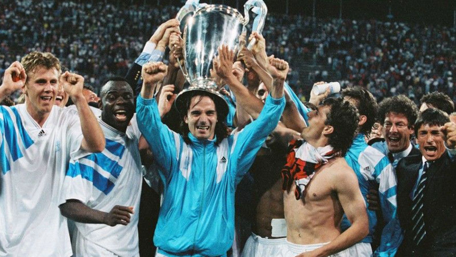 
                <strong>Erster und einziger französischer CL-Sieger: Olympique Marseille 1992/93</strong><br>
                Nach der Niederlage gegen Belgrad überlässt Marseille nichts dem Zufall und steigt durch die Verpflichtungen von Rudi Völler, Fabien Barthez und Marcel Desailly zum "Superklub" auf. Somit ist auch der Einzug in das erste Finale der neuen Champions League, die den Europapokal der Landesmeister ablöst, keine Überraschung. Im fünften Anlauf ist es dann endlich so weit: Marseille besiegt die AC Mailand im Münchner Olympiastadion mit 1:0 und setzt sich als erste französische Mannschaft die Krone des europäischen Vereinsfußballs auf. 
              