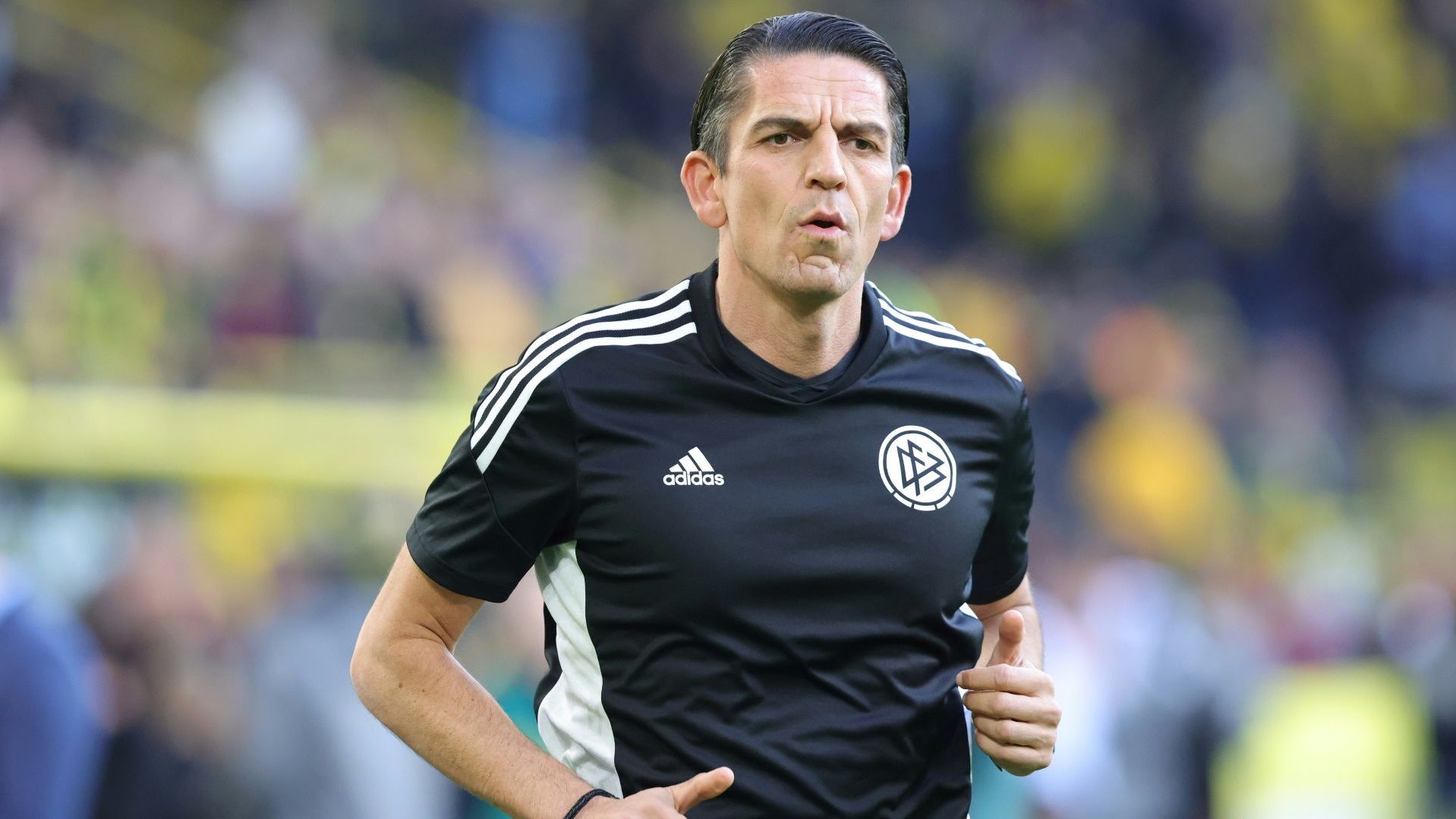 <strong>Deniz Aytekin (Bundesliga-Schiedsrichter)</strong><br>"Wenn der Musiala anzieht und dir auf 80 Meter 60 bis 70 abnimmt, denkst du anders über dein Leben nach."<br><em>Aytekin über den deutschen Nationalspieler Jamal Musiala während der Bundesliga-Partie zwischen dem FC Bayern München und Eintracht Frankfurt.</em>