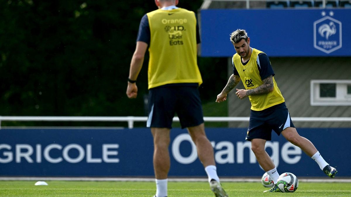 Théo Hernandez (r.) verlässt die AC Mailand