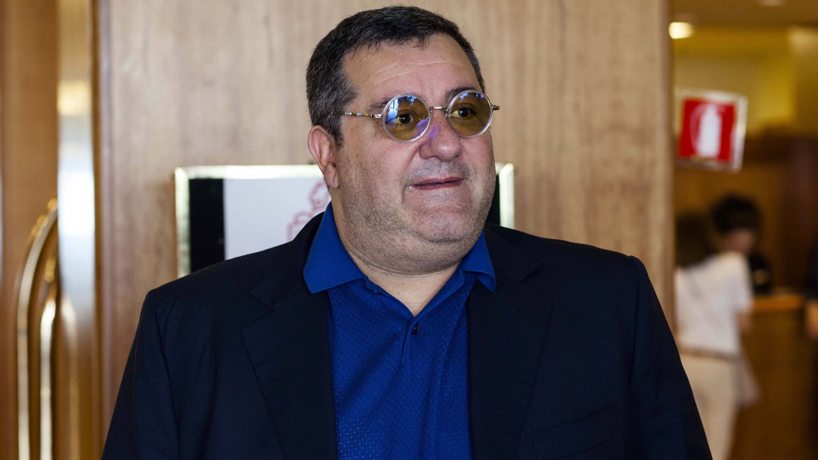 
                <strong>Mino Raiola (Spielerberater)</strong><br>
                Mit einer Summe von 105 Millionen Euro war der Wechsel von Paul Pogba von Juventus Turin zu Manchester United einst der teuerste Transfer der Fußball-Geschichte. Doch nicht nur der Franzose verdiente sich bei diesem Mega-Deal ein goldenes Näschen, Spielerberater Mino Raiola kassierte ebenfalls ordentlich ab. Aus einem Kapitel des "Spiegel"-Buchs "Football Leaks – Die schmutzigen Geschäfte im Profifußball" geht hervor, dass der Agent mit dem Pogba-Wechsel allein rund 49 Millionen Euro in die eigenen Tasche wirtschaftete. Raiola erhielt 27 der 105 Millionen Euro Transfersumme. Hinzukam eine Vermittlungsgebühr von 19,4 Millionen Euro, die Manchester United in fünf Raten bis Ende September 2020 überweisen muss. Pogba zahlte seinem Berater zudem noch 2,6 Millionen Euro für seine Agentur Uuniqq S. A. R. L.
              