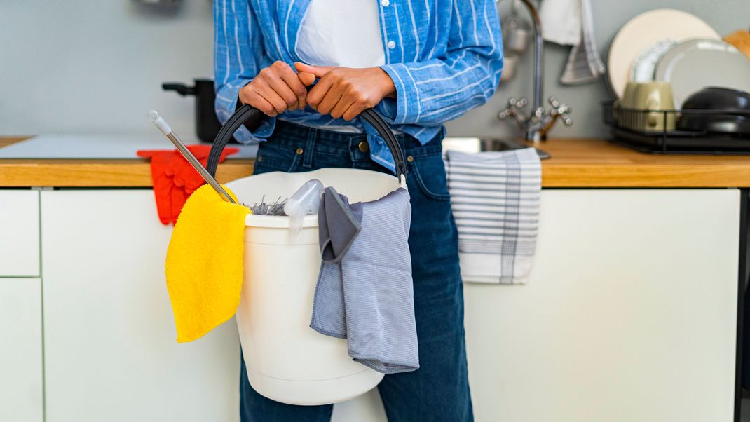 Hausmittel sind die Superhelden in unserem Alltag: So putzt du deinen Backofen blitzeblank.