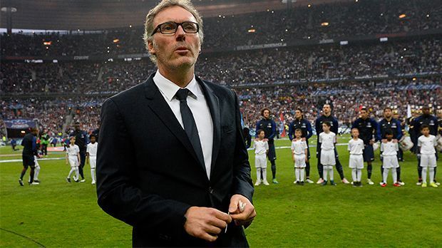 
                <strong>Laurent Blanc</strong><br>
                Laurent Blanc: Eher gering ist die Wahrscheinlichkeit, dass der ehemalige Trainer der französischen Nationalmannschaft und von Paris Saint-Germain übernimmt. Seine Vorteile wären dennoch: Er absolvierte in der Saison 1996/97 selbst 28 Spiele für Barcelona und er müsste aus keinem Vertrag herausgekauft werden, da der 51-Jährige derzeit ohne Klub ist.
              