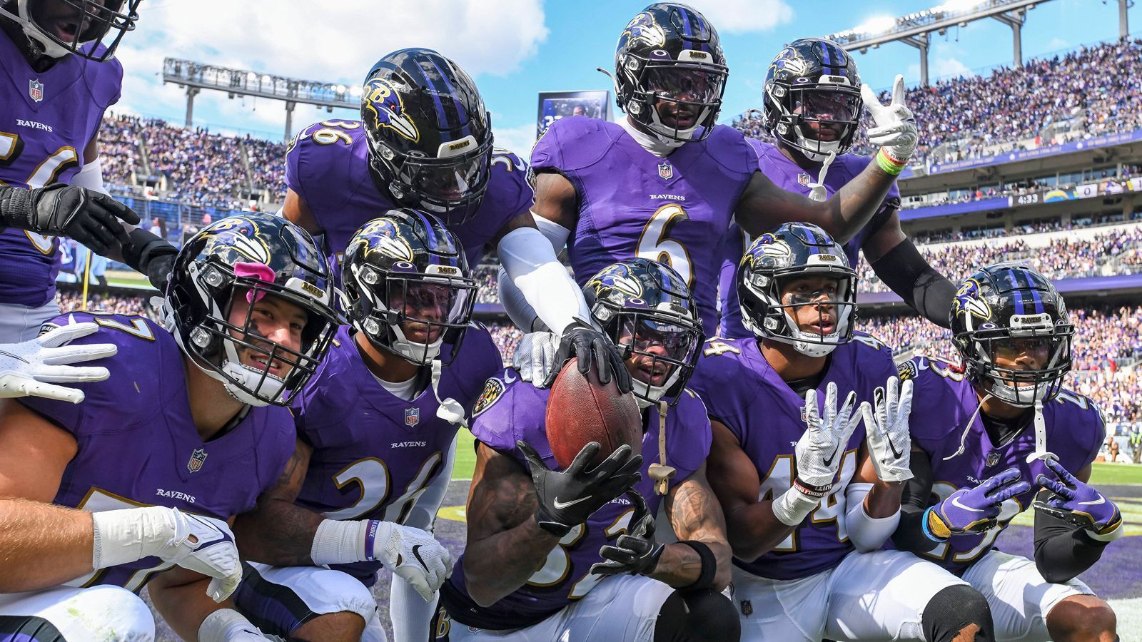 
                <strong>Gewinner: Die Defense der Baltimore Ravens</strong><br>
                Eigentlich haben die Los Angeles Chargers eine der besten Offensiven der gesamten NFL. In den ersten fünf Spielen lieferten sie durchschnittlich 28,4 Punkte. Umso beeindruckender, wie die Defense der Baltimore Ravens Justin Herbert & Co. im Griff hatte. Lediglich sechs Punkte wurden zugelassen.
              