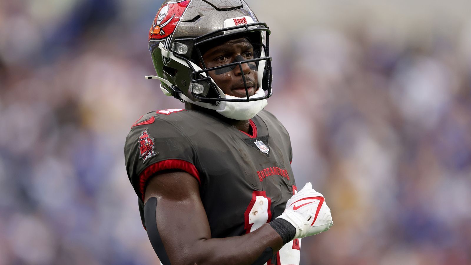 
                <strong>Chris Godwin (Tampa Bay Buccaneers)</strong><br>
                Hiobsbotschaft für die Tampa Bay Buccaneers: Für Chris Godwin ist die Saison laut NFL-Insider Ian Rapoport gelaufen. Der Wide Receiver hat sich im Spiel gegen die New Orleans Saints einen Kreuzbandriss zugezogen, der ihn zu einer monatelangen Pause zwingt. Die Bucs haben Godwin bereits auf die Injured-Reserve-Liste gesetzt. Der Receiver steht damit am Ende der Saison bei starken 1103 Receiving Yards und insgesamt sechs Touchdowns. Noch ist unklar, wo der 25-Jährige seine Rückkehr auf den Platz erleben wird. Nach der Saison wird er zum Unrestricted Free Agent. 
              