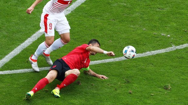 
                <strong>Mittelfeld: Lorik Cana (Albanien)</strong><br>
                Mittelfeld: Lorik Cana (Albanien): Der Albaner war vor dem Turnier der Hoffnungsträger seines Landes. Im ersten und schon so wichtigen Spiel gegen die Schweiz (0:1) flog Cana bereits nach 36 Minuten durch eine Gelb-Rote-Karte vom Platz. Der defensive Mittelfeldspieler, der auch als Innenverteidiger eingesetzt werden kann, saß im letzten Gruppenspiel gegen Rumänien (1:0) sogar nur noch auf der Bank. 
              