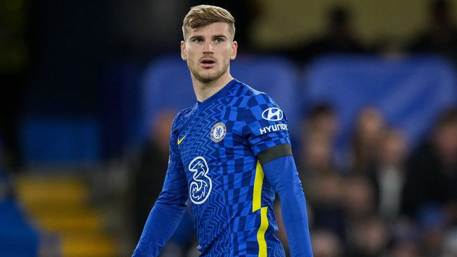 
                <strong>Timo Werner (FC Chelsea)</strong><br>
                Schon länger tut sich der frühere Leipziger beim FC Chelsea schwer. Die Torquote ist nicht berauschend, etliche Abseits-Entscheidungen schmälern seine Ausbeute zusätzlich. Zudem wurde ihm mit Romelu Lukaku ein weiterer Top-Stürmer direkt vor die Nase gesetzt. Auch bei ihm wurde bereits über einen möglichen Abgang spekuliert, doch erst kürzlich sprach ihm Cheftrainer Tuchel sein Vertrauen aus. 
              