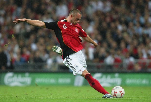 
                <strong>Christian Pander (Hannover 96)</strong><br>
                Bei seinem Debüt in der Nationalelf beim 2:1-Sieg im August 2007 im Londoner Wembley-Stadion gegen England traf Pander direkt zum Sieg. Danach wurde der "Held von Wembley" zum Pechvogel und eilte von Verletzung zu Verletzung. Er ist bis heute nicht richtig auf die Füße gekommen.
              