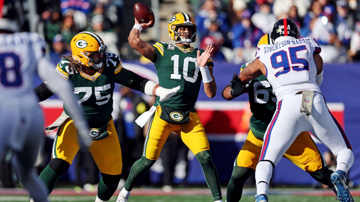 NFL, American Football Herren, USA Green Bay Packers at New York Giants Nov 16, 2025; East Rutherford, New Jersey, USA; Green Bay Packers quarterback Jordan Love (10) throws a pass during the first...