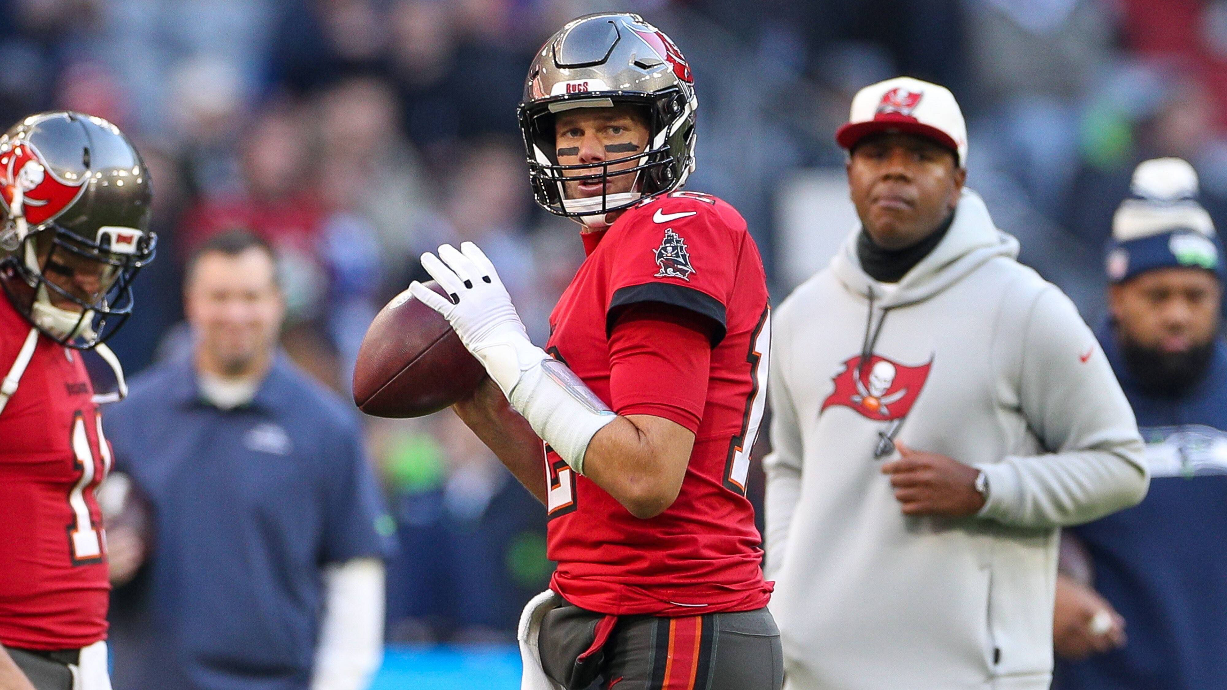 
                <strong>Tom Brady rockt die Allianz Arena: Spielfilm des G.O.A.T. beim Munich Game</strong><br>
                Denn vor der Partie lag einiges an Druck auf den Buccaneers. Die Saison lief bisher alles andere als zufriedenstellend. Mit einer Bilanz von 4-5 liefen die Bucs bisher den hohen Erwartungen hinterher. Ganz im Gegenteil der Gegner aus Seattle, der vor der Partie bei 6-3 stand und als Favorit nach München reiste.
              