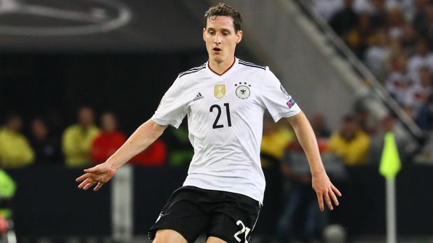 
                <strong>Sebastian Rudy</strong><br>
                Der Ersatz von Sami Khedira fügte sich nahtlos in die sehr konsequente und konzentrierte Teamleistung der deutschen Mannschaft ein. Kurz vor der Pause rettete der Neuzugang des FC Bayern bei einem Schussversuch von Elyounoussi furchtlos mit dem Körper. Nach solider Leistung machte Rudy nach einer Stunde Platz für Khedira. ran-Note: 3
              