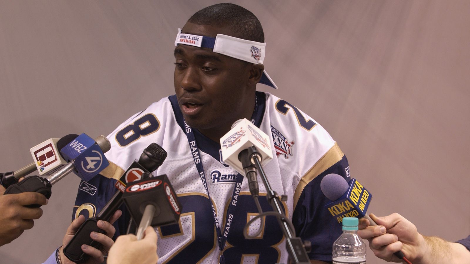 <strong>2000: Marshall Faulk (Running Back, St. Louis Rams)</strong><br>Die Rückennummer 28 wird seinetwegen bei den Rams nicht mehr vergeben. Faulk erlief in sieben Saisons jeweils vierstellige Yard-Zahlen.