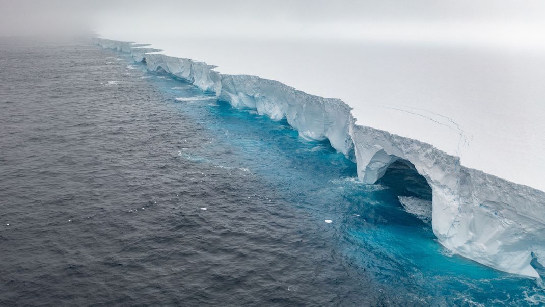 Neue Bilder vom derzeit weltweit größten Eisberg A23a zeigen, wie Erosion riesige Bögen und höhlenartige Vertiefungen in den Koloss gemeißelt hat.