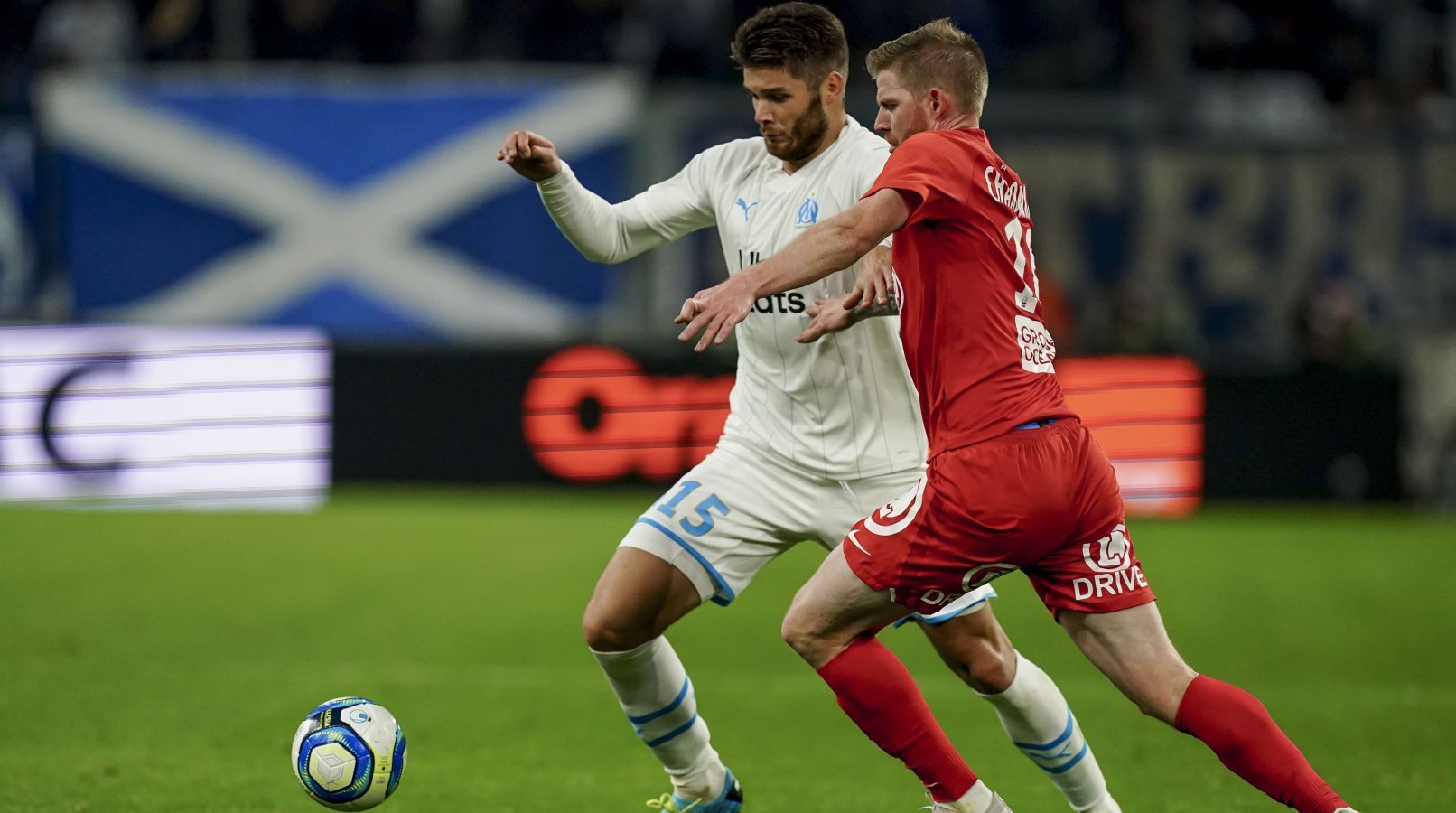 
                <strong>Duje Caleta-Car (Olympique Marseille) </strong><br>
                Der kroatische Vizeweltmeister spielte zunächst im Farm-Team der Bullen, dem FC Liefering. 2015 schaffte Caleta-Car mit 19 den Sprung ins Profiteam und erspielte sich sogar einen Stammplatz. Olympique Marseille holte den Innenverteidiger im Sommer 2018 für 19 Millionen Euro in die Ligue 1.
              