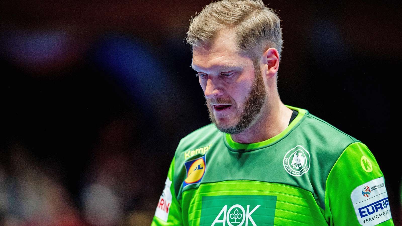 
                <strong>Johannes Bitter</strong><br>
                Auch der Wolff-Backup Jogi Bitter, immerhin der Torhüter mit den meisten Paraden in der Handball-Bundesliga, ist noch kein wirklicher Faktor. In der Vorrunde parierte er lediglich 24 Prozent der Würfe auf sein Tor. Da muss mehr kommen, will die DHB-Auswahl wirklich Chancen auf das Halbfinale haben. Vorrunden-Note: 5
              