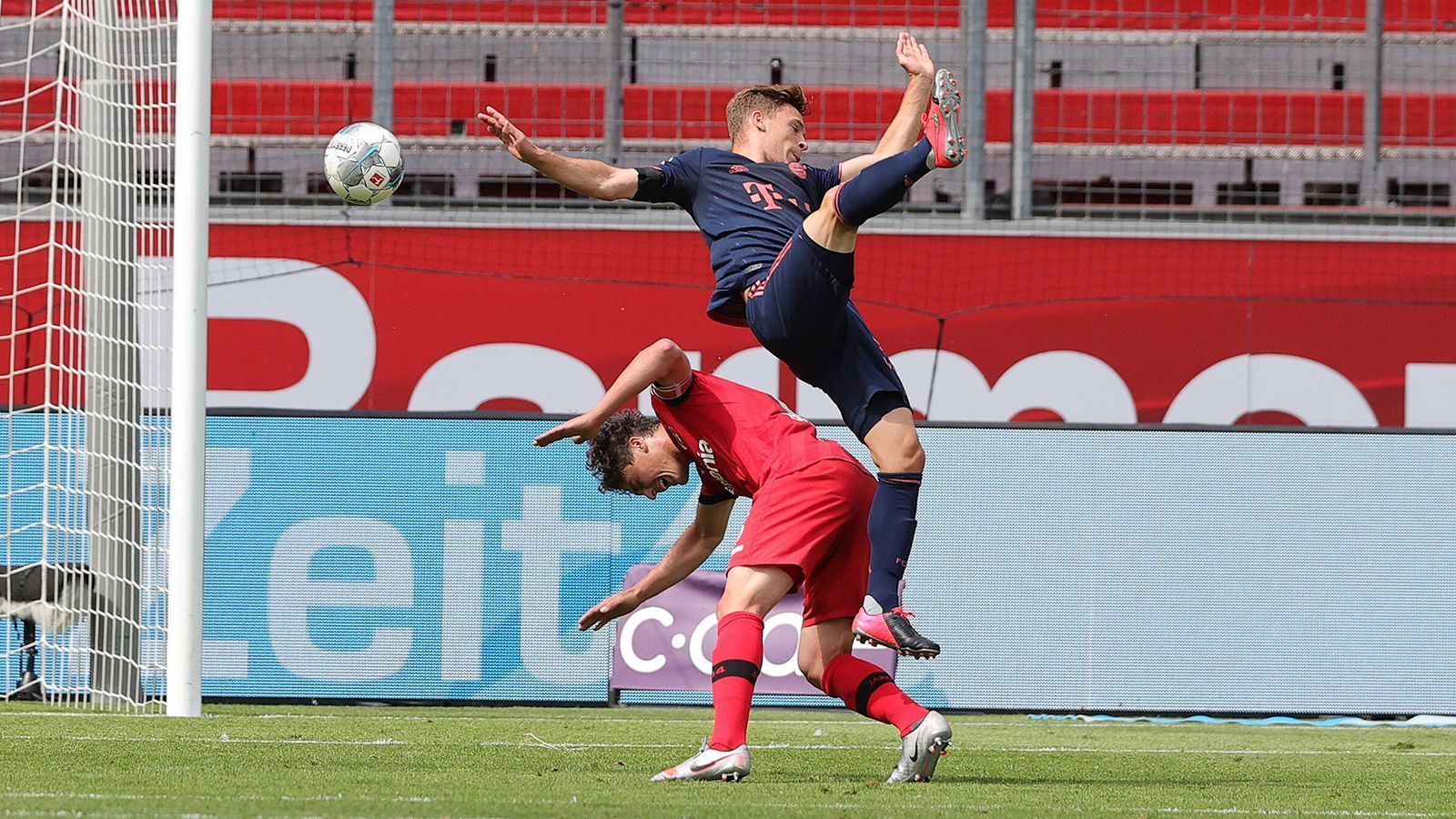 
                <strong>Joshua Kimmich</strong><br>
                In der ersten Hälfte über weite Strecken glücklos. Seine Bälle in die Spitze kommen nicht an. Defensiv aber auf dem Posten. Findet kurz vor der Pause wieder zur gewohnten Stärke und bedient Gnabry mit einem herrlichen Chipball in die Tiefe, der zum 3:1 erhöht. In der zweiten Halbzeit fleißiger Mittelfeldmotor ohne zu glänzen. ran-Note: 3
              