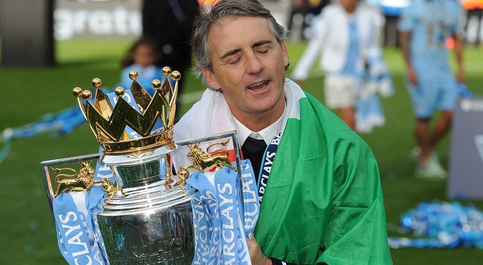 
                <strong>Roberto Mancini</strong><br>
                Mit ihm fing alles an: 2011/2012 stürzte Roberto Mancini mit Manchester City in der Nachspielzeit des letzten Spieltags noch Manchester United vom Thron und sicherte City den lang ersehnten Meistertitel.
              