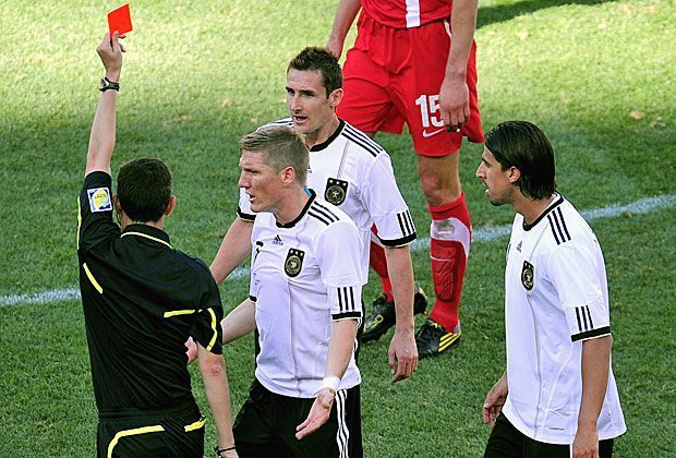 
                <strong>FC Bayern sauer auf Schiedsrichter Alberto Undiano Mallenco</strong><br>
                Bei der WM 2010 leitet Undiano das Spiel zwischen Deutschland und Serbien (1:2). In einem eigentlich fairen Spiel zückt der Spanier acht Mal die Gelbe Karte und schickt Miroslav Klose Mitte der ersten Halbzeit mit Gelb-Rot vom Platz.
              