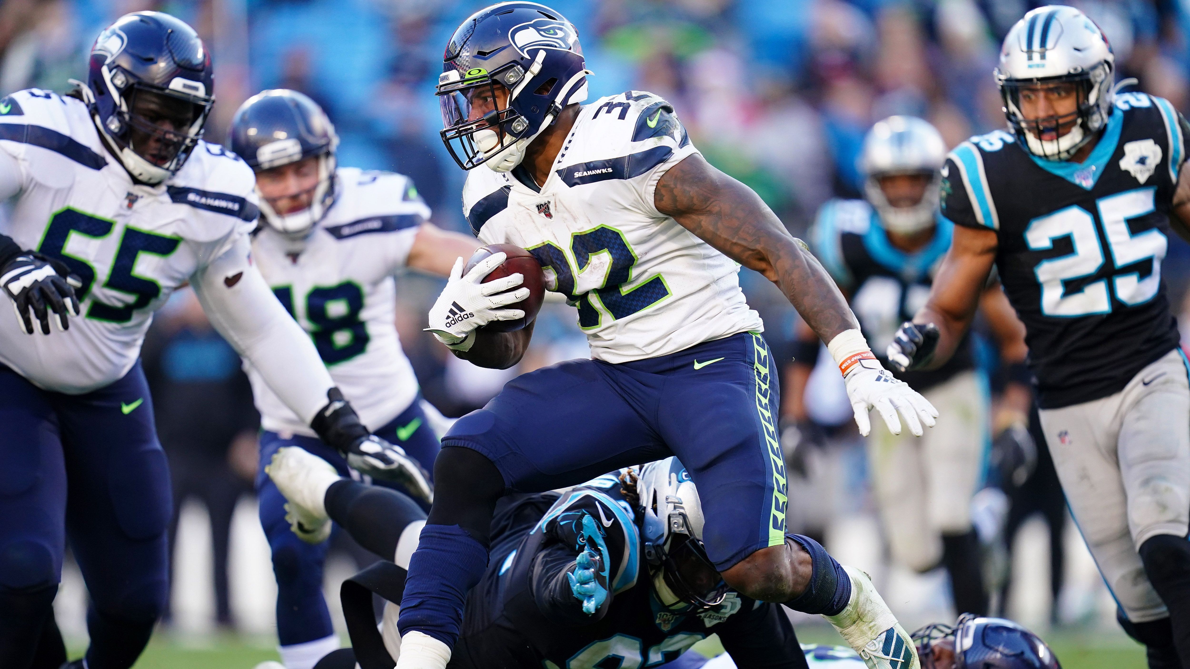 
                <strong>NFC Divisional Round: #1 Seattle Seahawks (Vorwoche #5) </strong><br>
                Man kann die Seahawks getrost als großen Gewinner von Woche 15 bezeichnen. Das Team von Head Coach Pete Carroll machte seine Hausaufgaben mit dem Sieg bei den Panthers und profitierte von der Niederlage der 49ers gegen die Falcons. Damit macht Seattle einen riesigen Sprung an den 49ers vorbei an die Spitze der NFC West und gleichzeitig auch an die Spitze der NFC. Bedeutet nach aktuellem Stand spielfrei in der ersten Playoff-Runde.
              