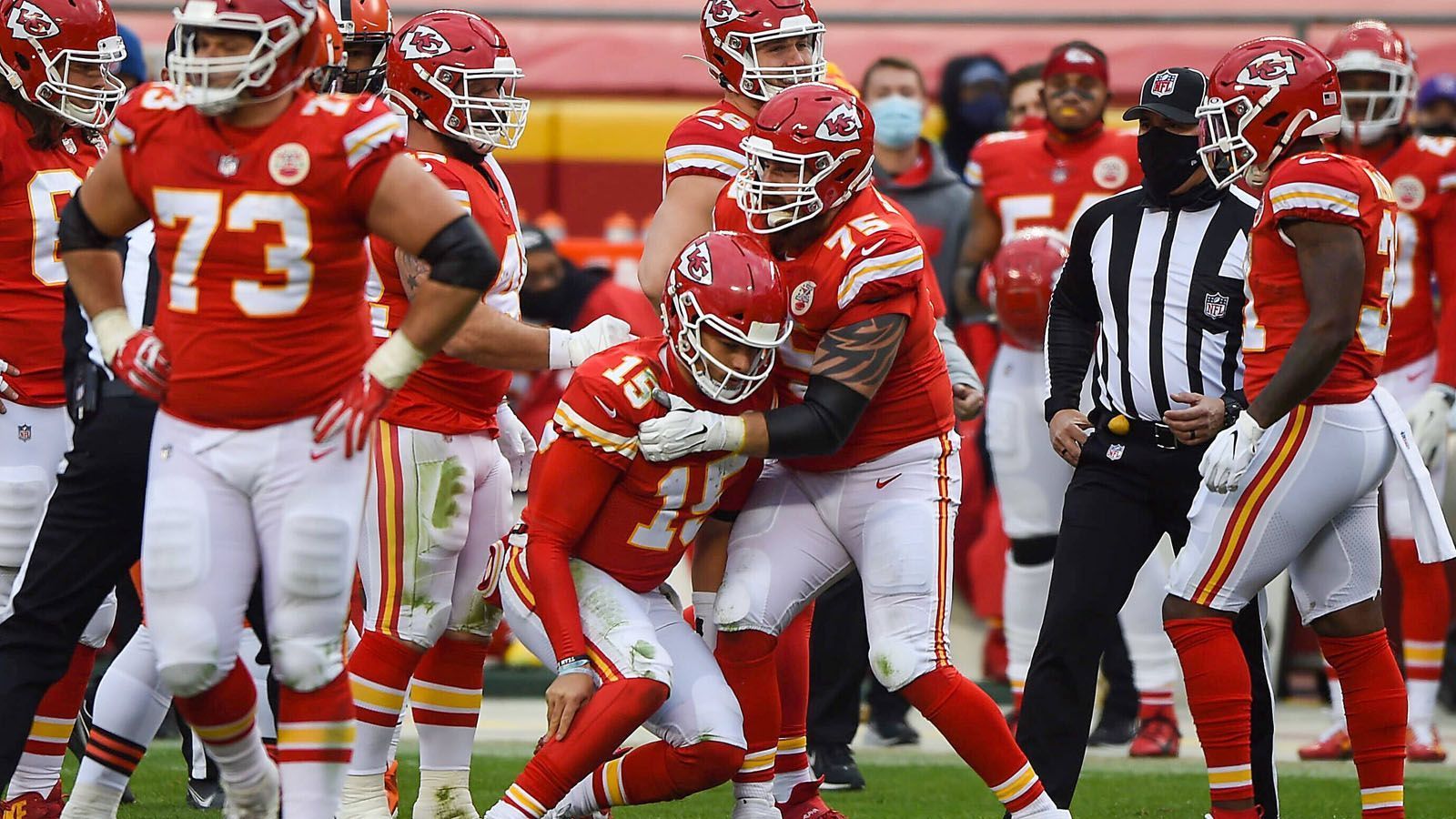 
                <strong>Platz 2: Kansas City Chiefs</strong><br>
                Es war DER Schockmoment für den Titelverteidiger: Quarterback Patrick Mahomes zog sich gegen die Cleveland Browns eine Gehirnerschütterung zu und konnte die Partie nicht beenden. Doch für das Championship Game werden die Chiefs und wohl auch die Liga alles unternehmen, um den Superstar auf das Spielfeld zu bekommen. Backup Chad Henne machte seine Sache zwar ordentlich, verfügt aber nicht über die Ausnahmefähigkeiten von Mahomes. Sollte Letzterer sich jedoch kaum oder gar nicht auf die Partie gegen die Bills vorbereiten können, würde wohl Hennes Stündlein schlagen. Offensiv wäre das eine deutliche Schwächung, auch wenn "Mastermind" Andy Reid immer für eine Überraschung gut ist. Defensiv zählen die Chiefs sicherlich nicht zu den Top-Teams der Liga, lassen aber relativ wenig Punkte zu (durchschnittlich 22,6 Punkte in der regulären Saison), was in engen Playoff-Duellen von Vorteil sein könnte.
              