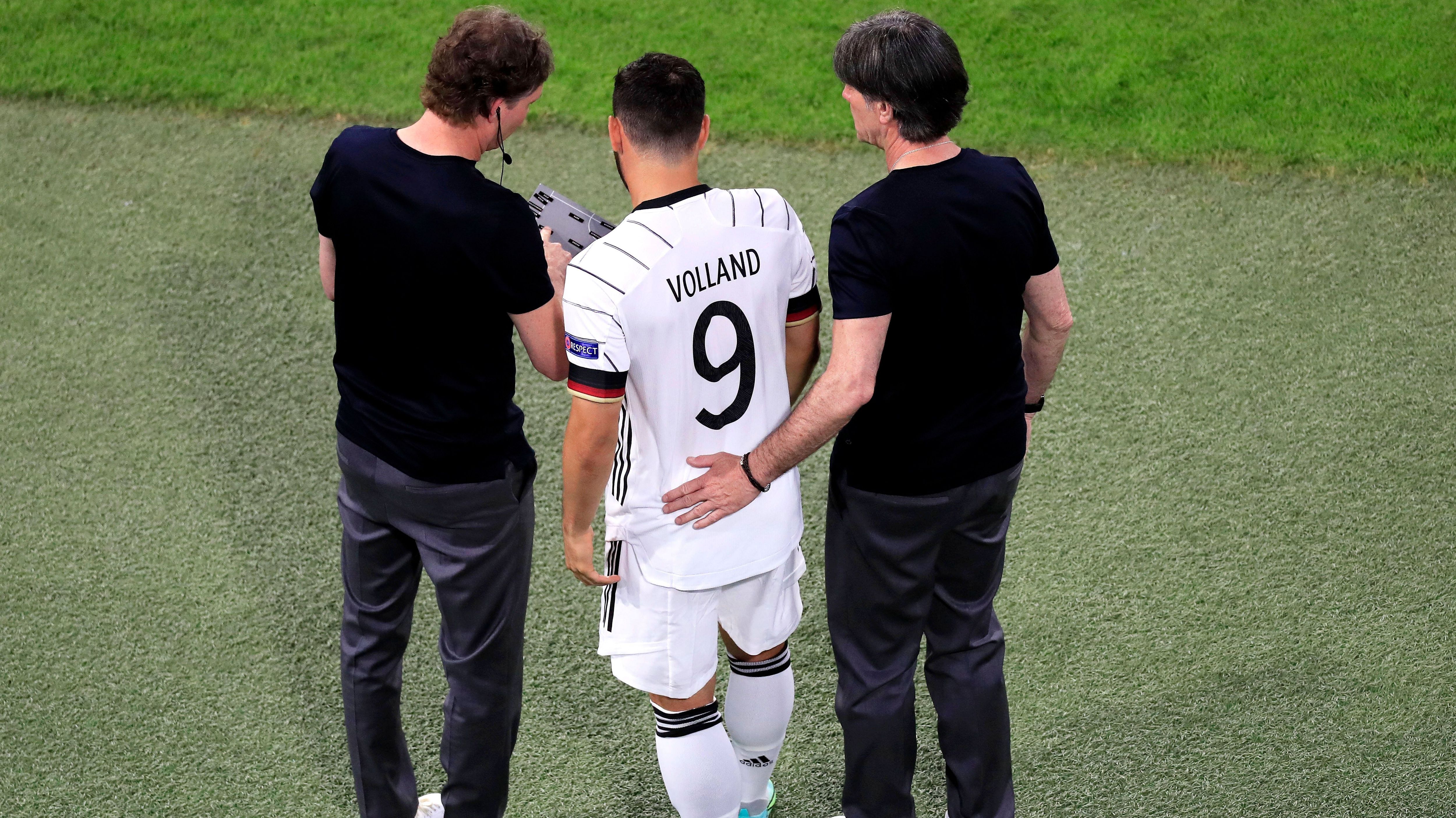 <strong>Kevin Volland (Linksverteidiger)</strong><br>Ein DFB-Stürmer als Linksverteidiger? Da war doch was! Beim EM-Spiel gegen Frankreich im Jahr 2021 wechselte der damalige Bundestrainer Jogi Löw den Offensiv-Spieler ebenfalls als Linksverteidiger für Robin Gosens ein. Allerdings erst wenige Minuten vor Schluss. Die 0:1-Niederlage konnte Volland nicht verhindern.