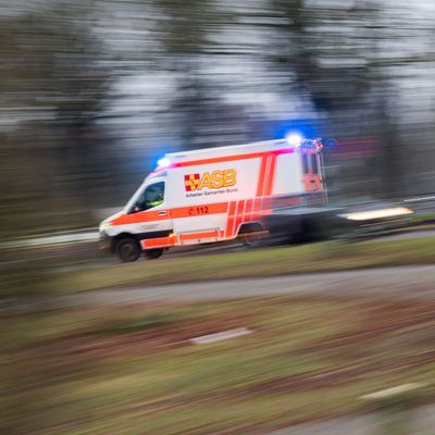 Ein Rettungswagen ist mit Blaulicht im Einsatz