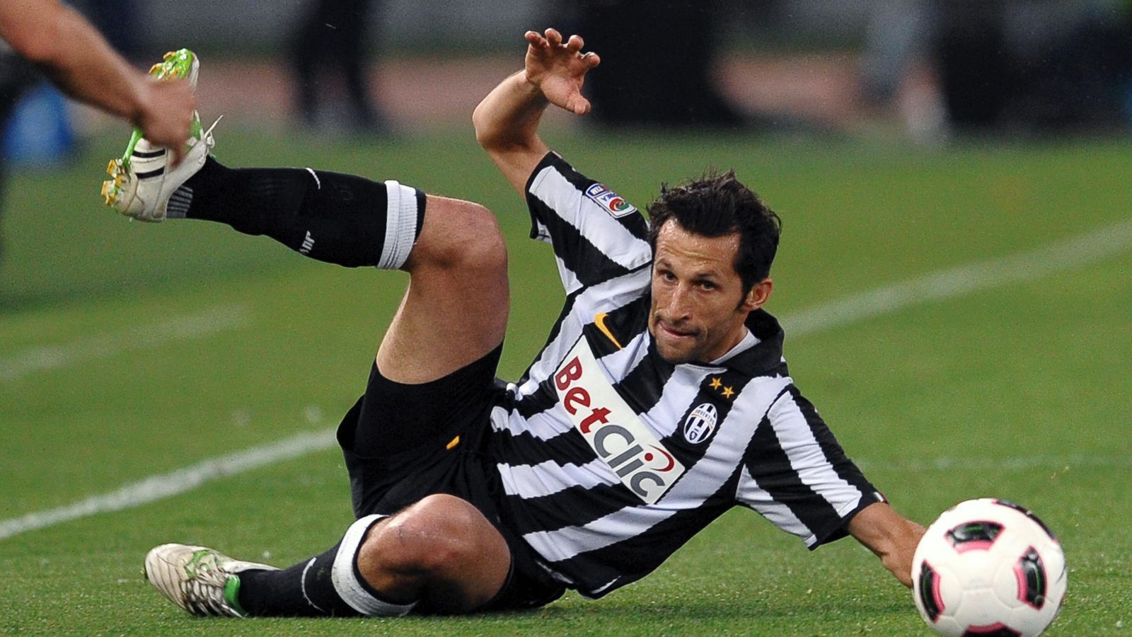 
                <strong>Hasan Salihamidzic</strong><br>
                Der heutige Bayern-Sportvorstand Hasan Salihamidzic versuchte sich einst auch bei Juventus Turin. Nach neun erfolgreichen Jahren in München schloss sich der Bosnier 2007 der "Alten Dame" an, die den flexibel einsetzbaren Spieler ablösefrei nach Italien lockte. Für Juve brachte es "Brazzo" bis 2011 auf 73 Pflichtspiel-Einsätze. Dann kehrte er nach Deutschland zurück und spielte seine letzte Saison als Profi beim VfL Wolfsburg. 
              