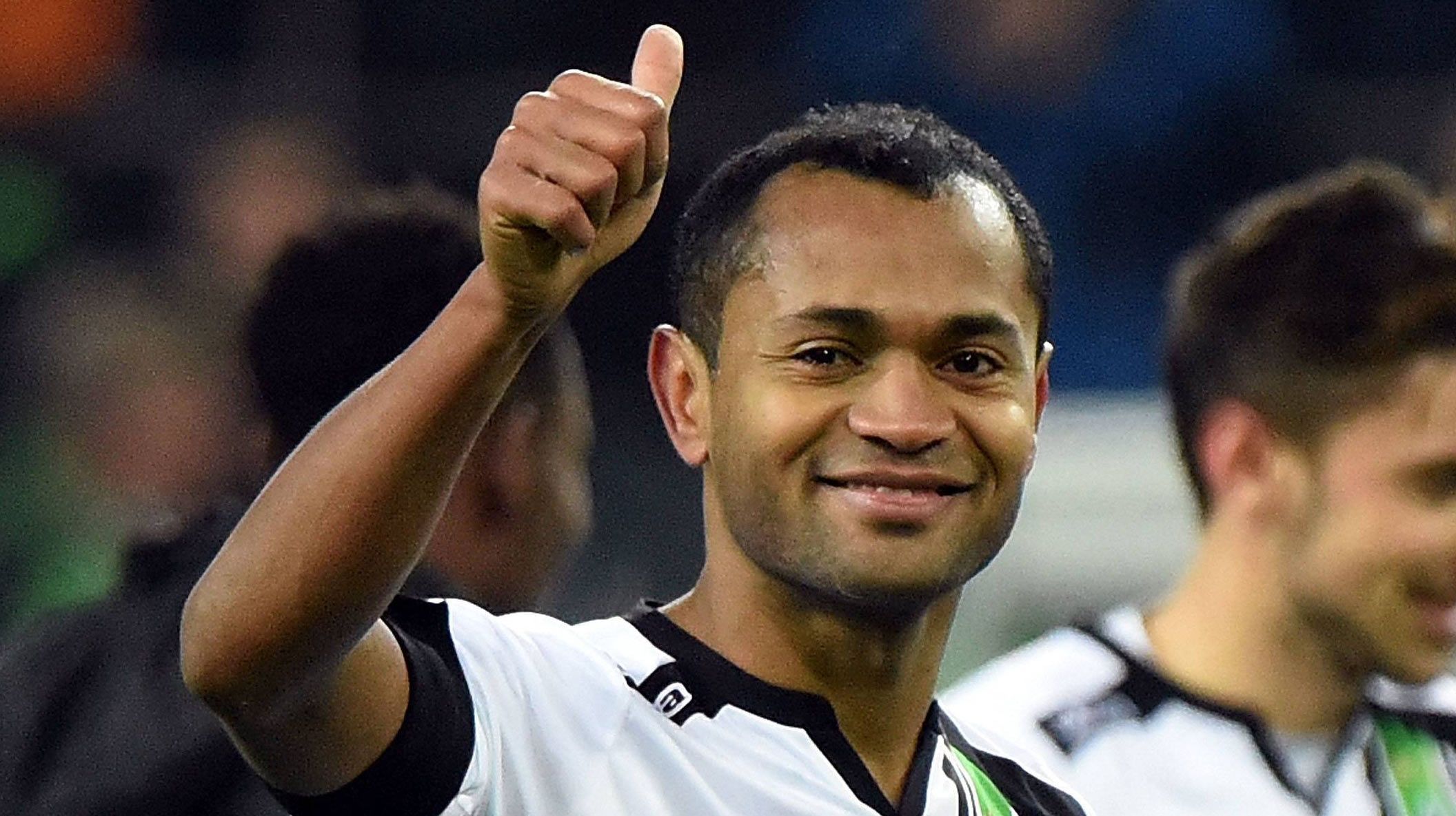
                <strong>Raffael (Borussia Mönchengladbach)</strong><br>
                Raffael (Borussia Mönchengladbach): Der beste Offensivspieler der Fohlen. Frühzeitig meldet sich der Brasilianer mit einem Abschluss an. In der ersten Hälfte gehen von ihm die meisten Impulse aus. Vor Wendts 1:0 schaltet Raffael am schnellsten und bedient den Torschützen im Strafraum mustergültig. ran-Note: 2
              