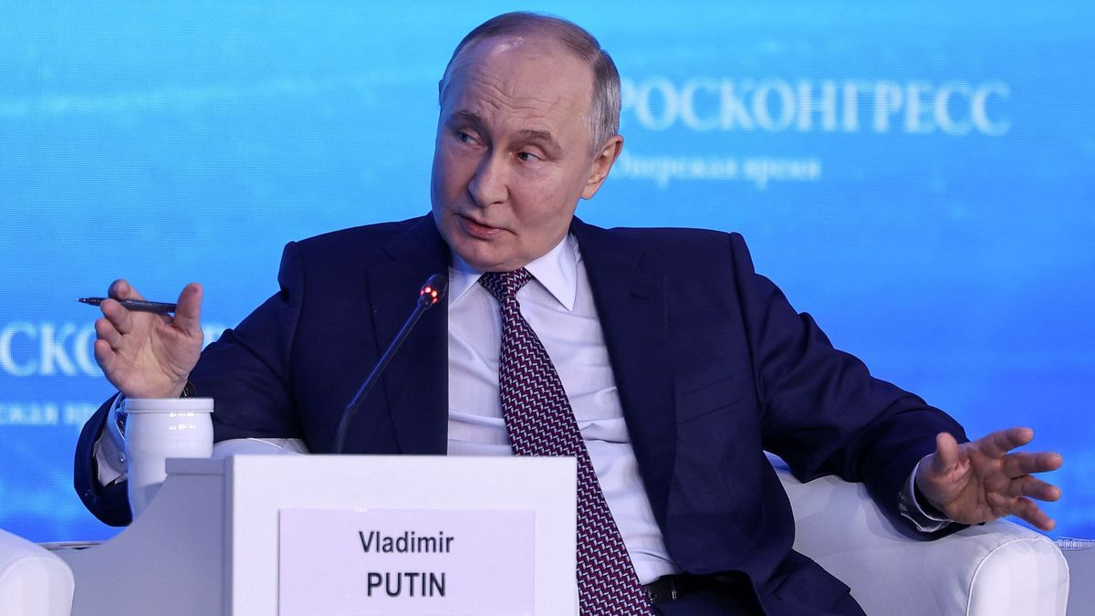 21. Februar 2025: Der russische Präsident Wladimir Putin während einer Plenarsitzung des Forums für Zukunftstechnologien in Moskau, Russland