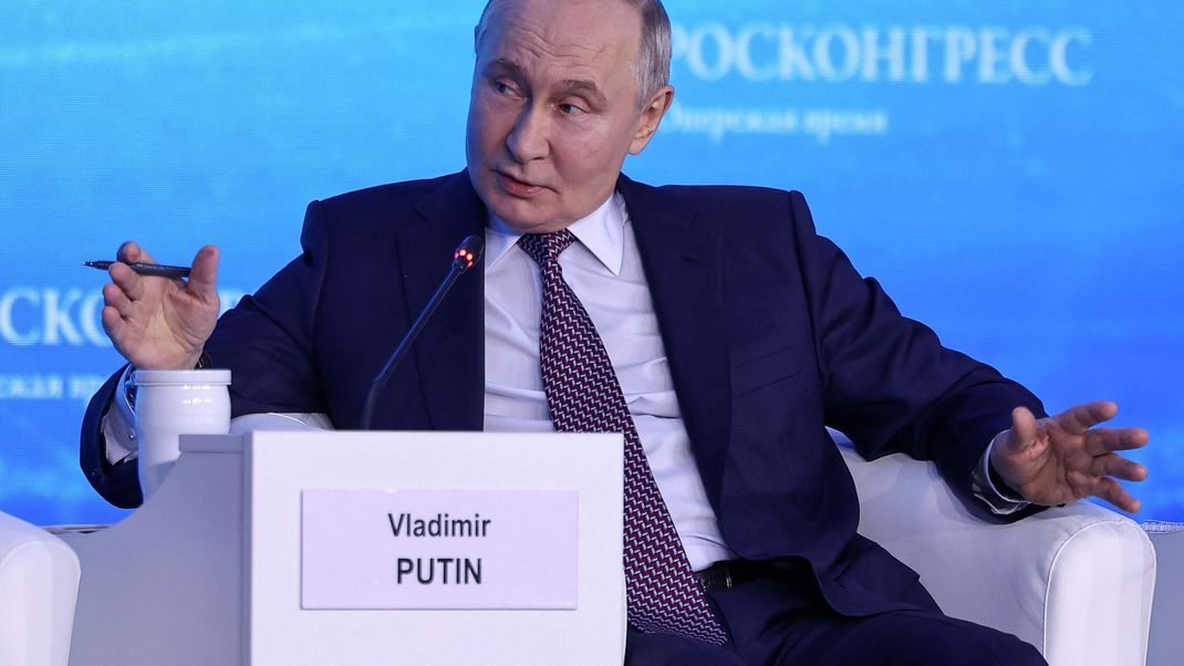 21. Februar 2025: Der russische Präsident Wladimir Putin während einer Plenarsitzung des Forums für Zukunftstechnologien in Moskau, Russland