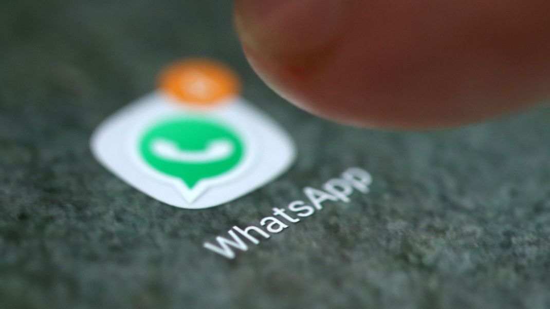 Mindestens 33.000 Euro haben Betrüger:innen über WhatsApp und SMS erbeutet.