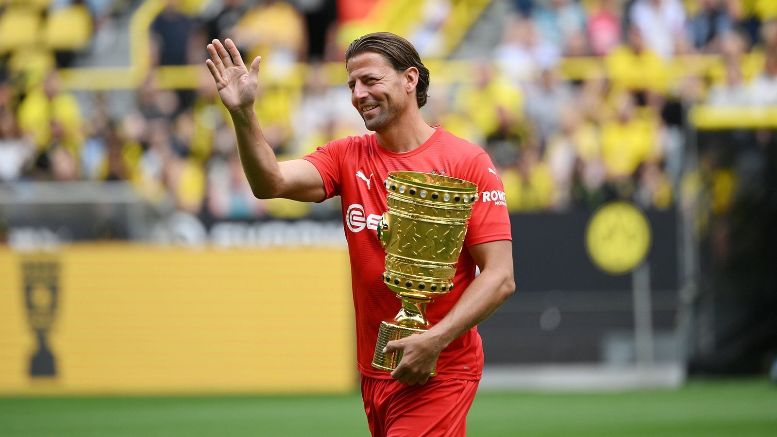 
                <strong>Torwart: Roman Weidenfeller</strong><br>
                Bei der Wahl für den besten Torwart hat sich ChatGPT für Roman Weidenfeller entschieden. Der 42-Jährige erreichte mit Borussia Dortmund jeweils zwei Meistertitel, Superpokale und Pokalsiege. Bei der deutschen Nationalmannschaft war er Teil des Weltmeisterteams 2014 in Brasilien - auch wenn er als Reservist nicht zum Einsatz kam. Fast seine ganze Profikarriere verbrachte er beim BVB, von 2002 bis 2018. In der Bundesliga spielte er in 349 Partien, davon hielt er 112 Mal den Kasten sauber. Weidenfeller ist mittlerweile als Markenbotschafter für seinen Klub tätig.
              