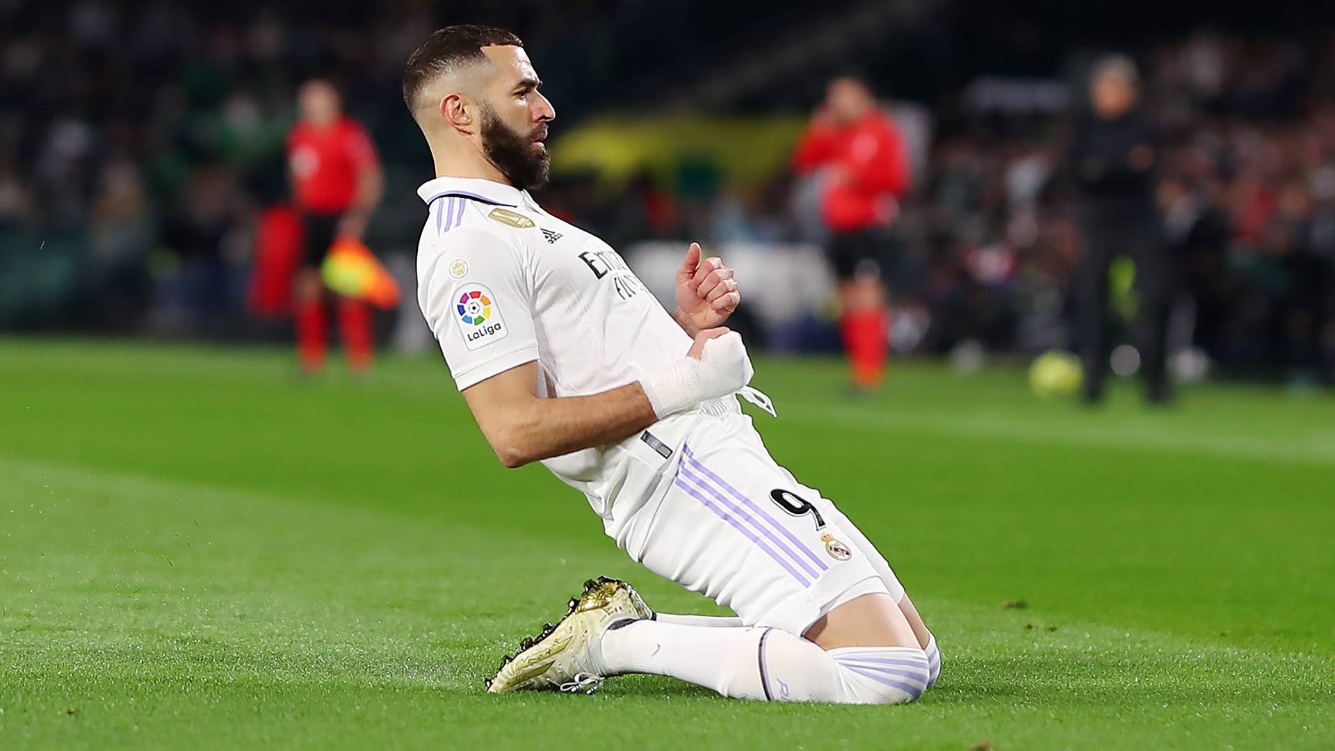 
                <strong>Real Madrid</strong><br>
                Jeder gute Stürmer wird aktuell auch mit Real Madrid in Verbindung gebracht. Kein Wunder, denn Karim Benzema ist 35 Jahre alt und ein Nachfolger für den Franzosen sollte eher früher als später gefunden werden. Mbappe sollte schon im vergangenen Jahr kommen, sagte aber kurzfristig ab. Auch Haaland haben wir erwähnt. Beide könnten bei ihren aktuellen Klubs Platz schaffen für Osimhen, aber warum sollte der Nigerianer nicht einfach selbst zu den Königlichen wechseln? Finanziell wäre ein Transfer für Real kein Problem, die Aura des Klubs hat zudem schon viele Spieler nach Madrid gelockt. Unklar aber ist, ob der Name Victor Osimhen für Real-Präsident Florentino Perez glamourös genug ist. Denn im Bernabeu-Stadion geht es nicht nur um Qualität, sondern auch um Strahlkraft.
              