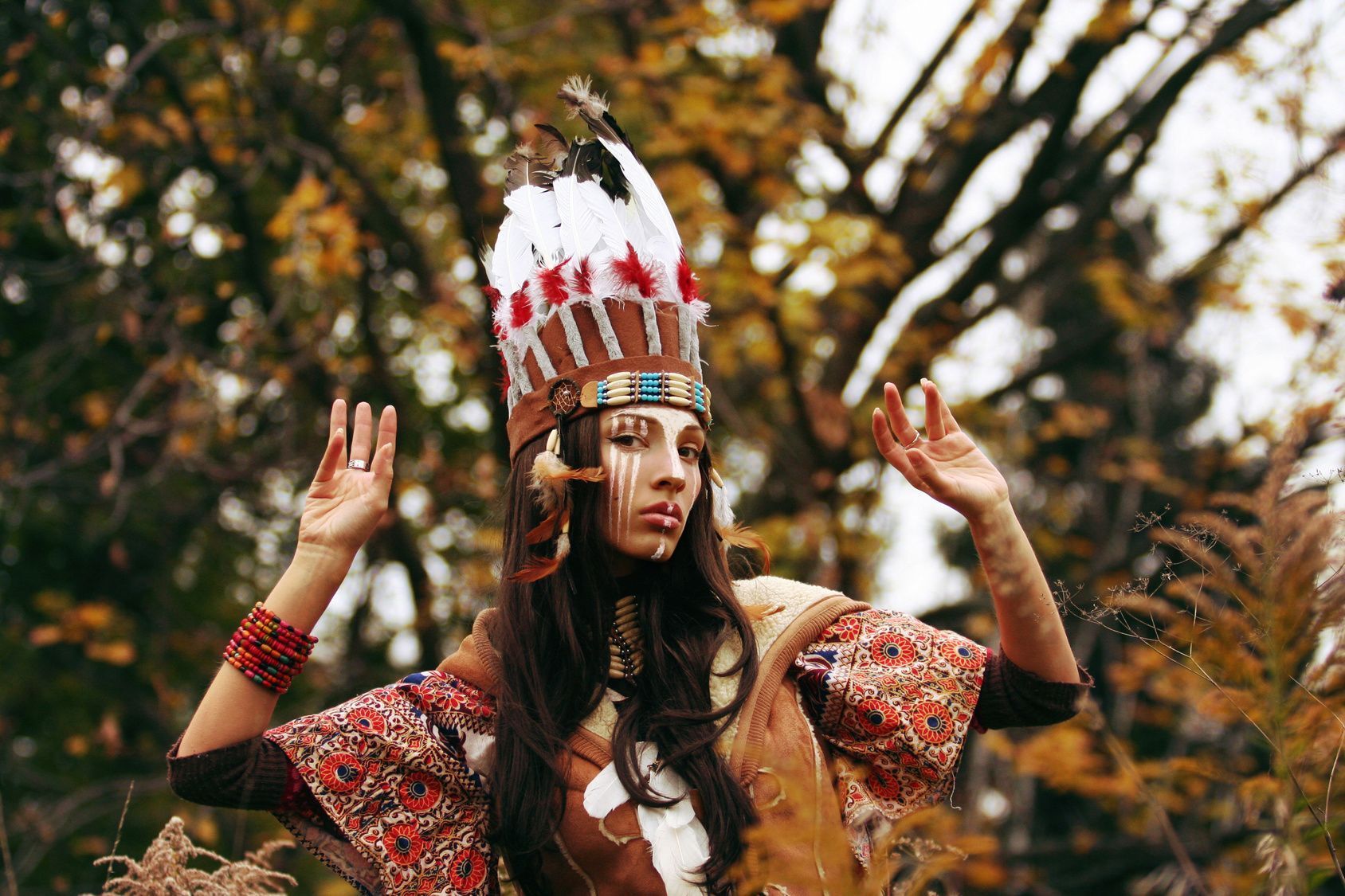 Sitzt das Outfit, müssen Sie sich nur noch als Indianer schminken. Dann besteht kein Zweifel mehr: Sie sind Pocahontas.