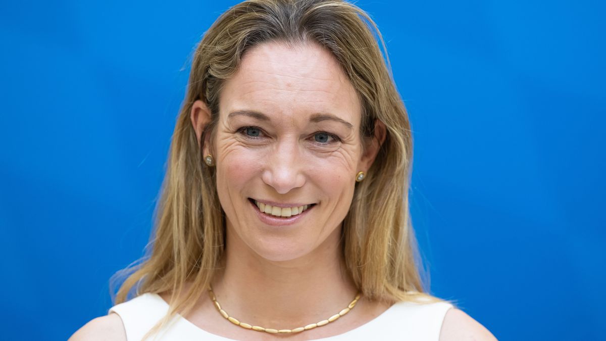 Dr. Christine Theiss