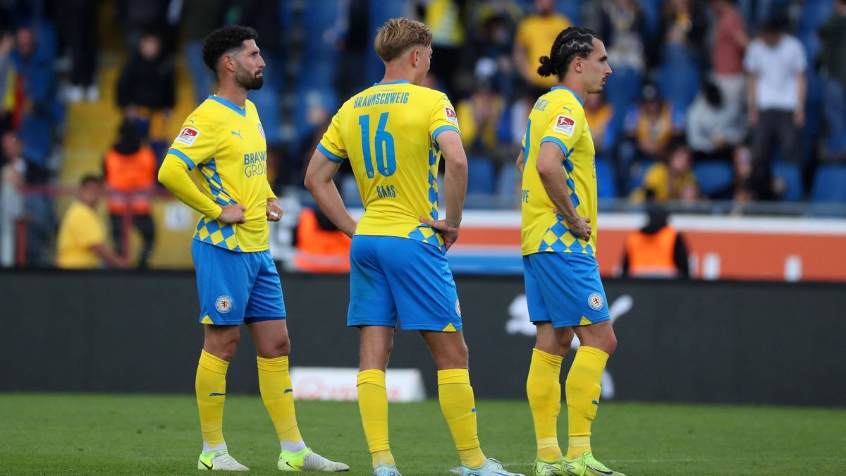 Braunschweig vs. Nürnberg, 2. BL Braunschweig, 18.05.2025, FUßBALL - Eintracht Braunschweig vs. 1. FC Nürnberg, 2. BL, Saison 2024 25. Spielende, Fabio Kaufmann (Eintracht Braunschweig), Julian Baa...