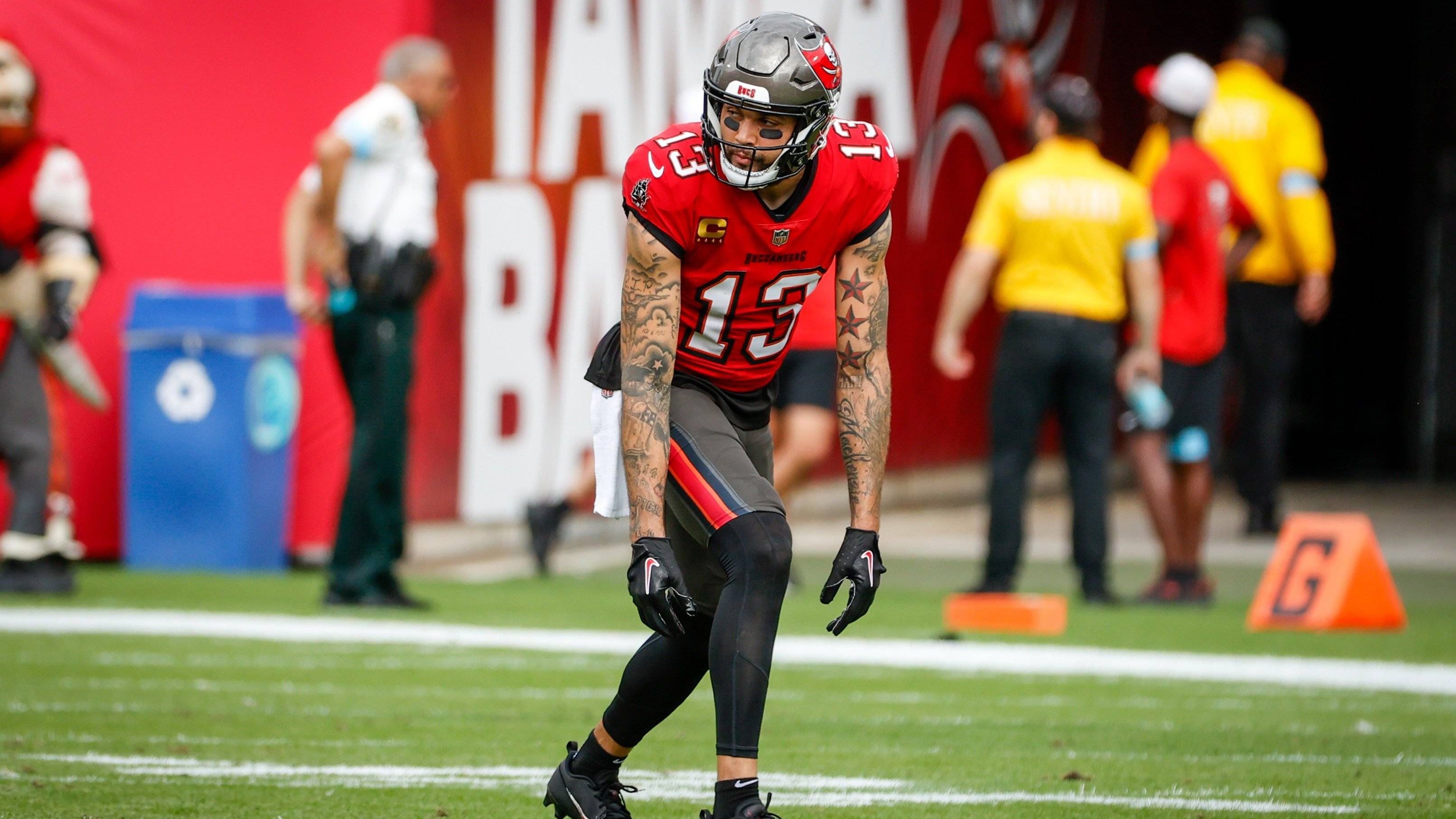 <strong>Mike Evans überholt Jerry Rice mit 1.000-Receiving-Yards-Saison</strong><br>Es war ein heißdiskutiertes Play, dass bei den Tampa Bay Buccaneers großen Jubel entfachte, obwohl das Spiel bereits entschieden war. Statt eines Kneel-Downs warf Baker Mayfield beim letzten Spielzug der Regular Season den Ball zu Mike Evans, damit der Wide Receiver seine Serie von Saisons mit mindestens 1.000-Receiving-Yards am Leben hält. Gelingen ihm dieses Jahr erneut mindestens 1.000-Receiving-Yards, ist er mit zwölf Saisons am Stück der alleinige Rekordhalter - und lässt niemand Geringeren als Jerry Rice zurück.