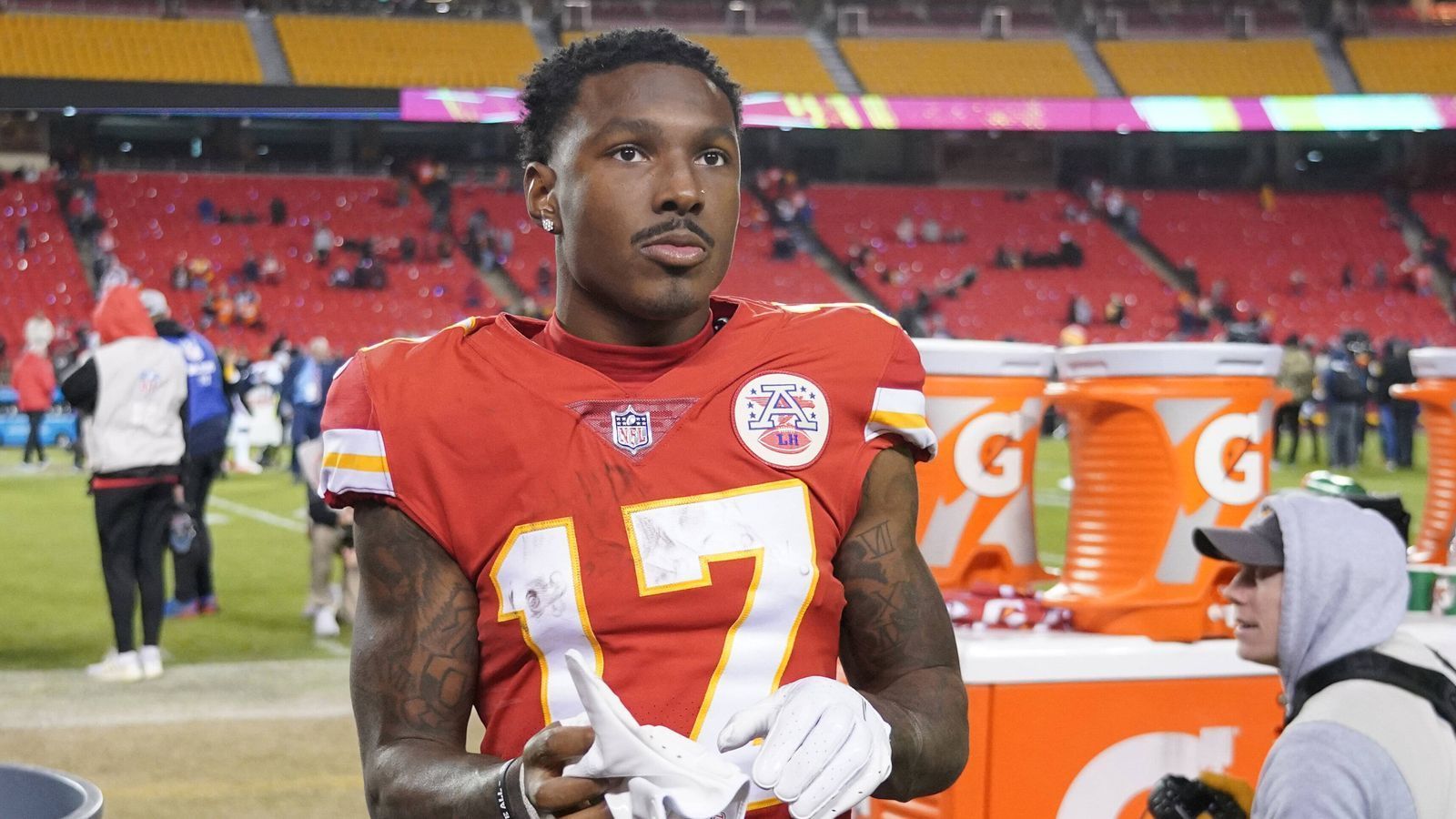 <strong>Mecole Hardman (Kansas City Chiefs)</strong><br>Nach vier Jahren bei den Chiefs ging Hardman 2023 für ein kurzes Intermezzo zu den Jets, nach nur fünf Spielen tradeten die den Wide Receiver zurück zu den Chiefs, für die er im Super Bowl den spielentscheidenden Touchdown-Pass fing. Und bei den Chiefs wird der 26-Jährige bleiben. Wie "The Athletic" berichtet, einigten sich beide Parteien auf einen neuen Einjahresvertrag.